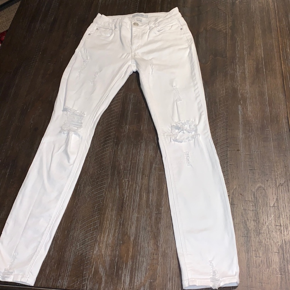 Skinny white ripped jeans good fit! Very cuteee😍